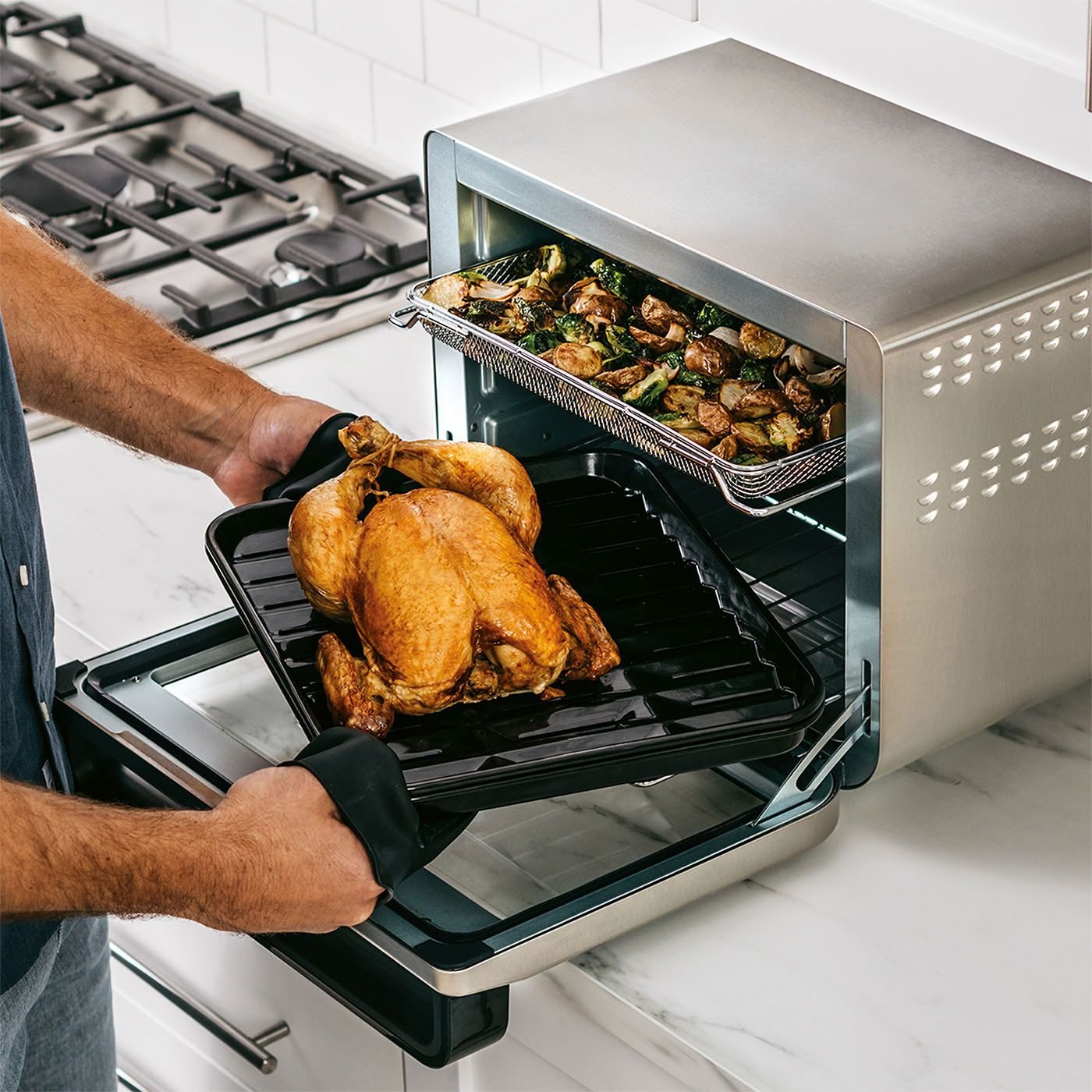 DT200UK-InUse-OnCounteOpen-WholeChickenVegetables-Man_copy