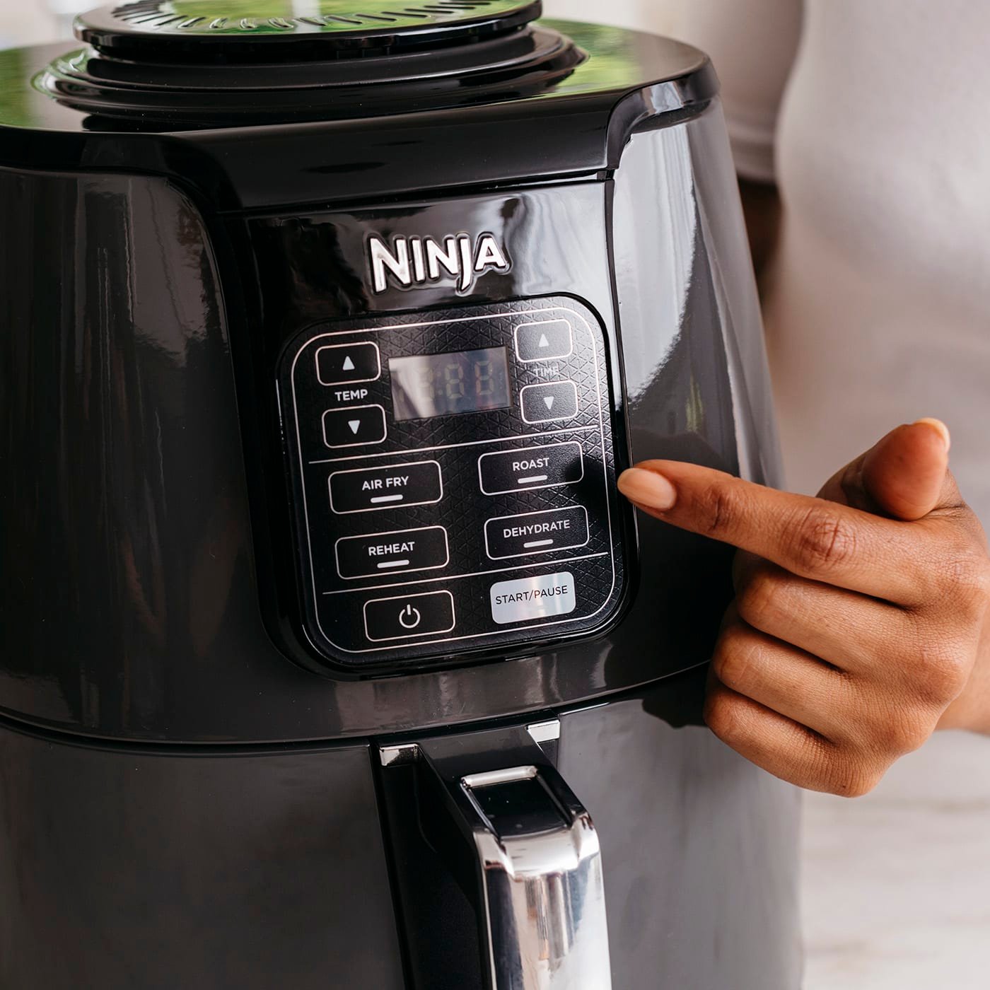 Ninja-Air-Fryer-AF100UK-display-press-SQ_hyficv
