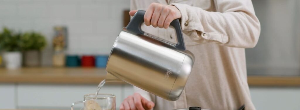 Ninja-KT201EU-In Use-Kitchen-Woman-Tea-VideoStill8