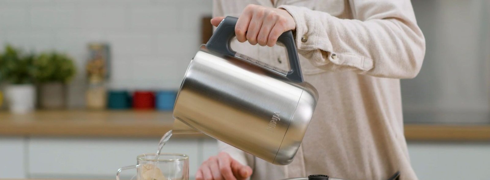 Ninja-KT201EU-In Use-Kitchen-Woman-Tea-VideoStill8