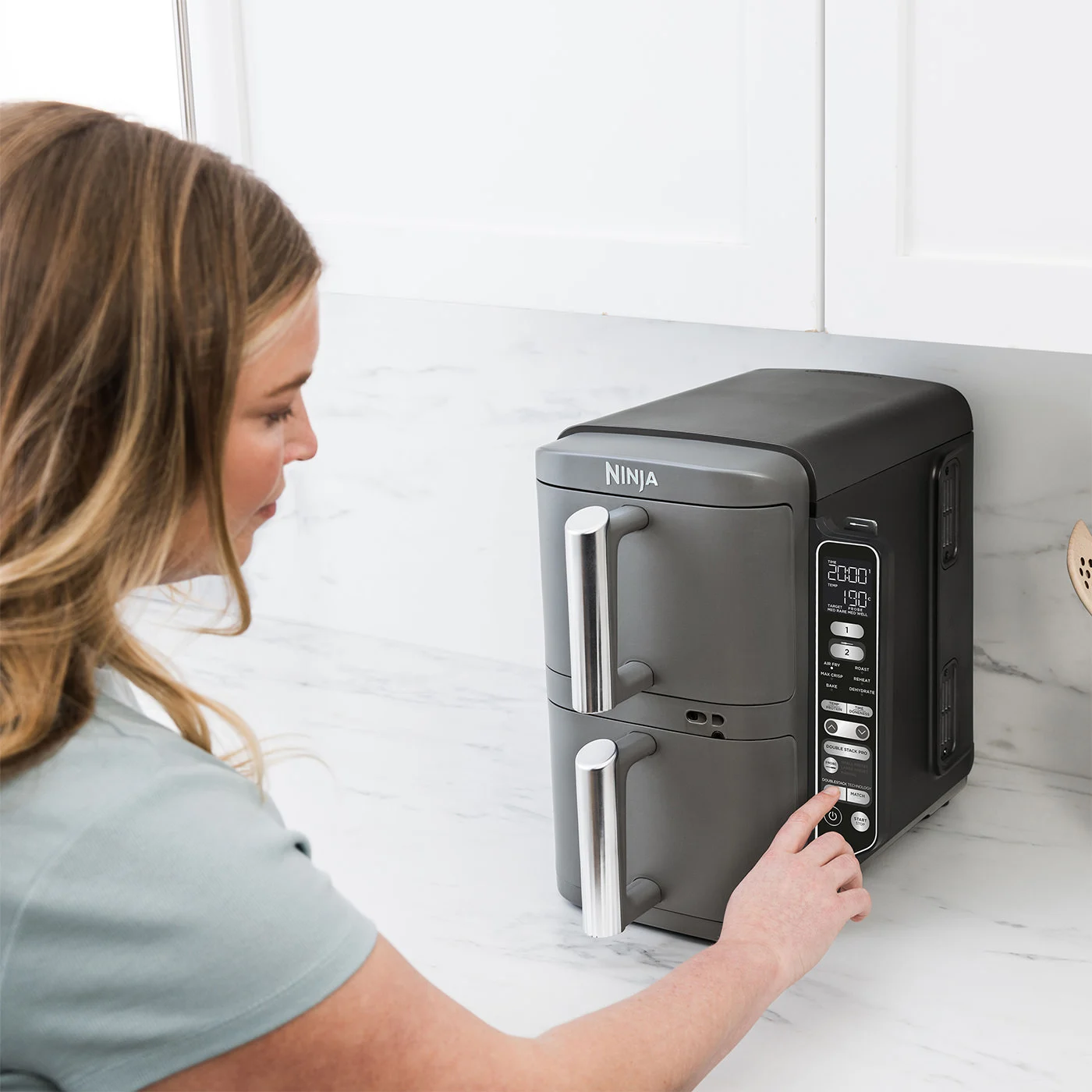 Ninja-R-SL451EU-InUse-Kitchen-OnCounter-LineUp-Woman