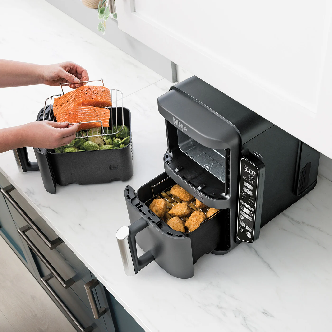 Ninja-R-SL451EU-InUse-Kitchen-OnCounter-LoadingBasket-Woman