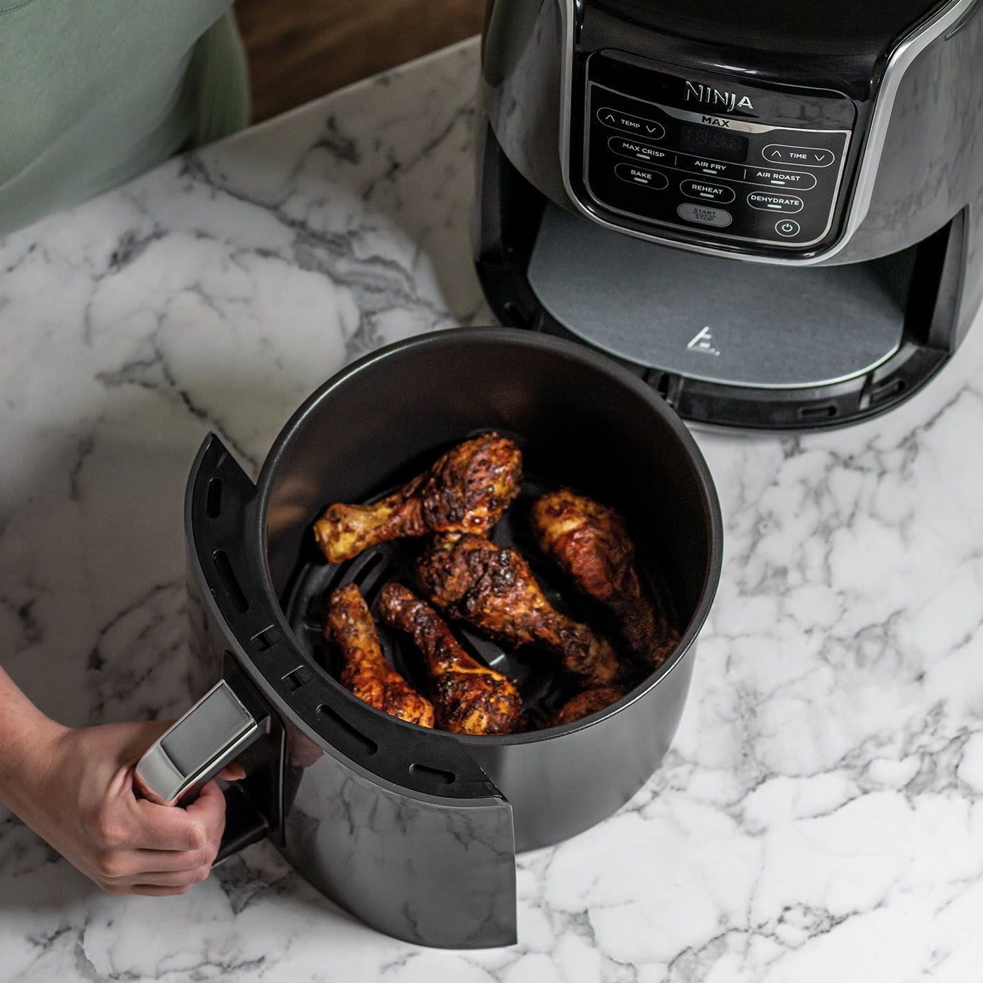 Ninja_Air_Fryer_AF160UK_overhead_chicken_mood_hybqk1