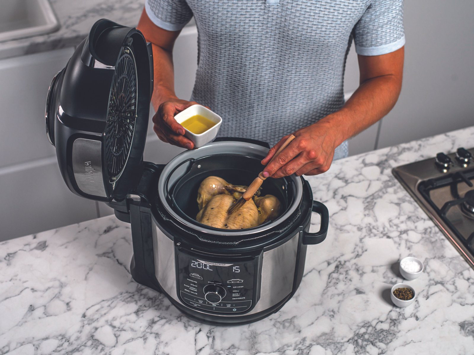OP500UK_Ninja-Foodi-Max_Prepping_Chicken_CMYK