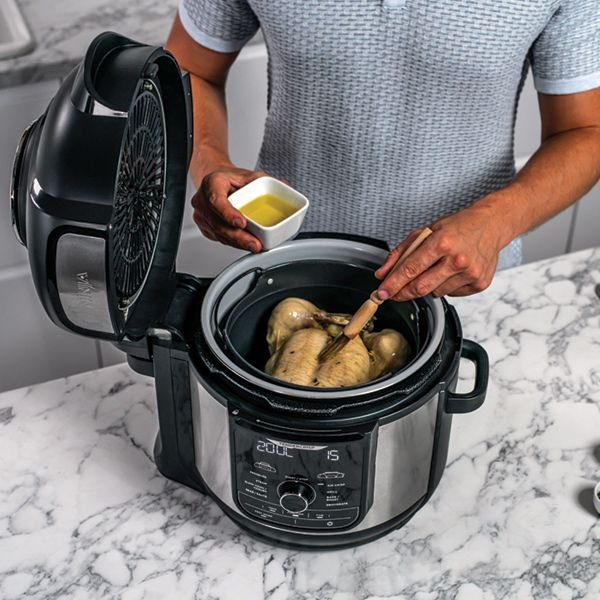 OP500UK_Ninja-Foodi-Max_Prepping_Chicken_CMYK