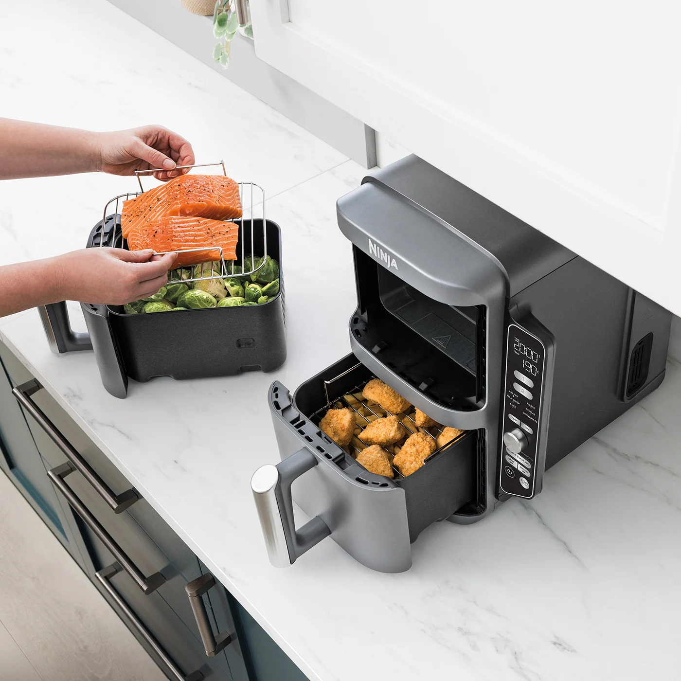 Shark-SL400UK-InUse-Kitchen-OnCounteShark-LoadingBasket-Woman