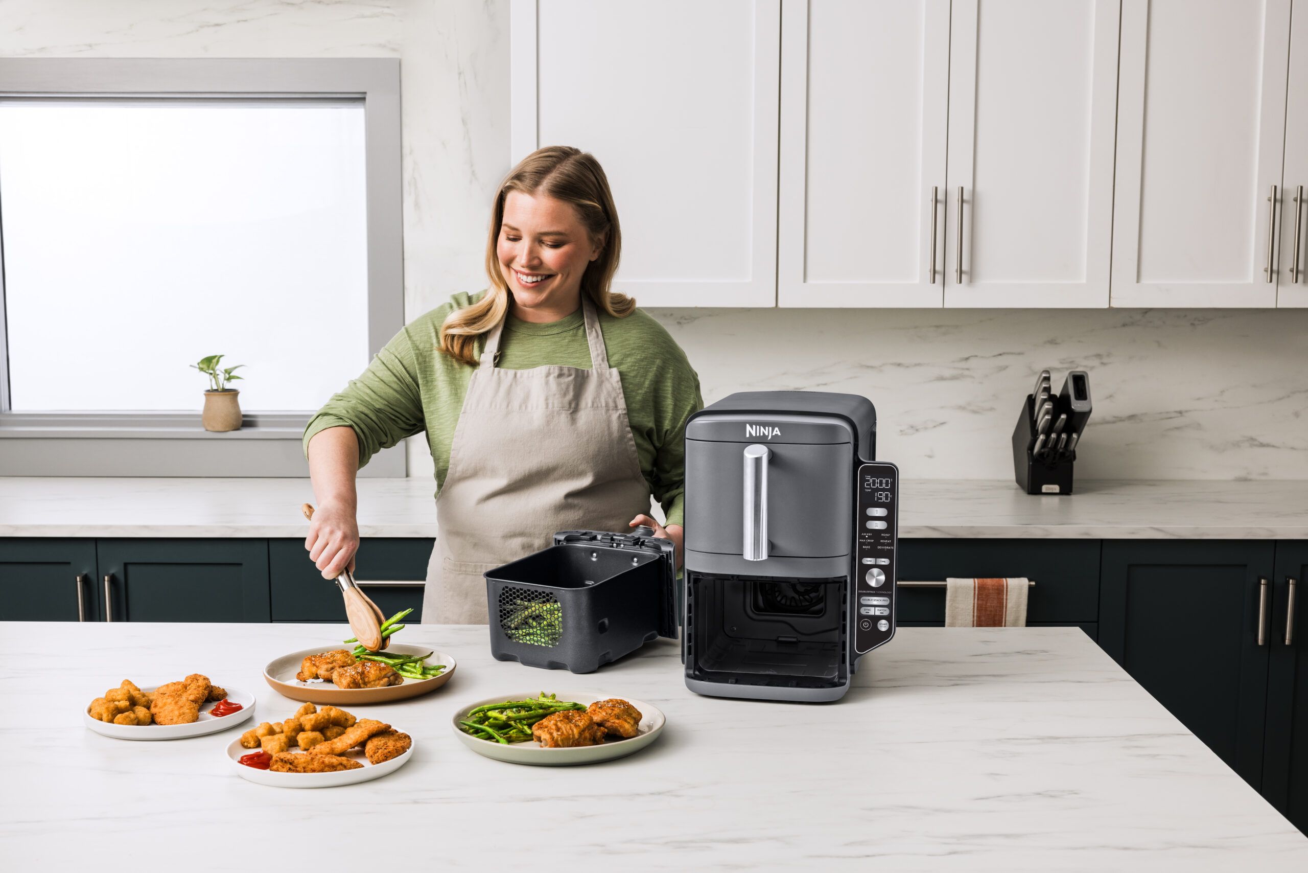 Shark-SL400UK-InUse-Kitchen-OnCounteShark-SeSharkvingFood-Woman