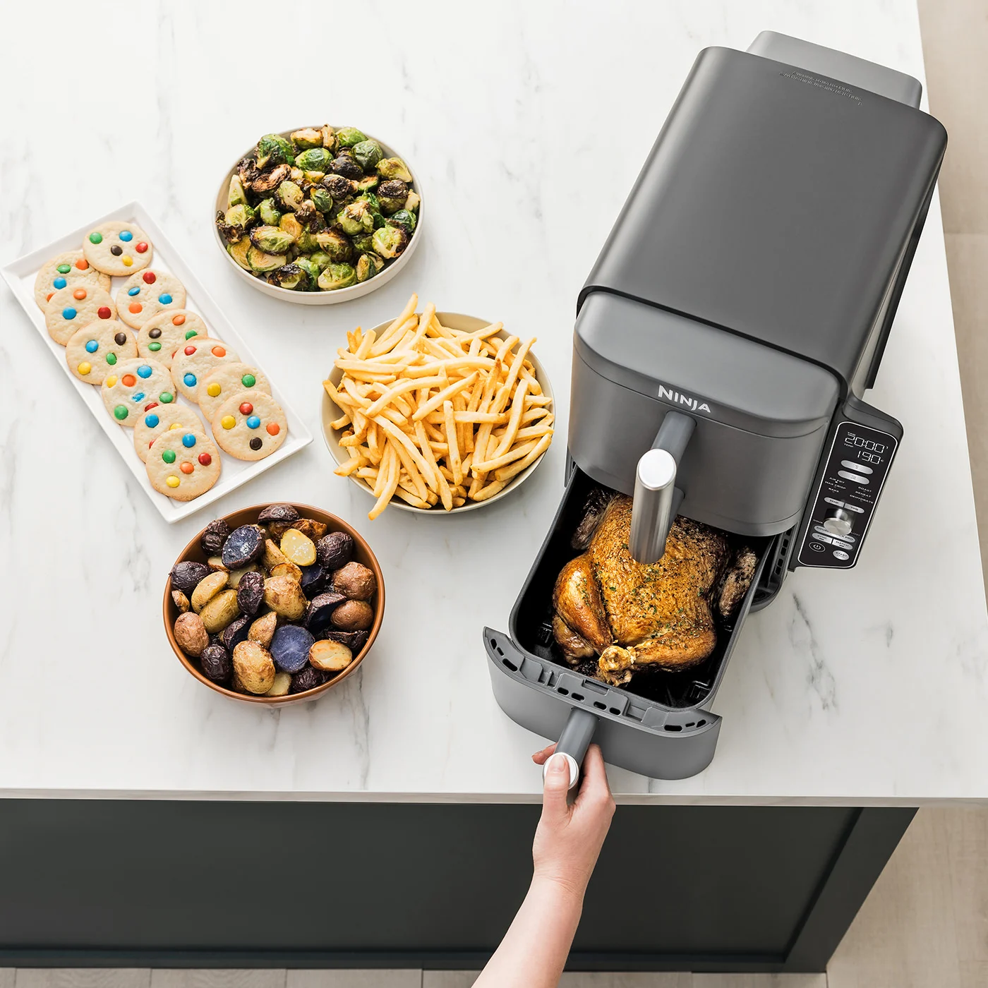 Shark-SL400UK-InUse-Kitchen-OnCounteShark-SharkemovingFood-Chicken-Woman