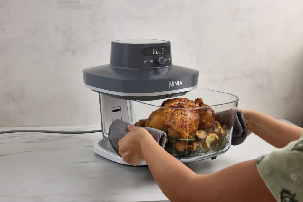 DAT-R_AS101EUCY_InUse_OnCounter_RemovingChicken_Woman_BlackUI