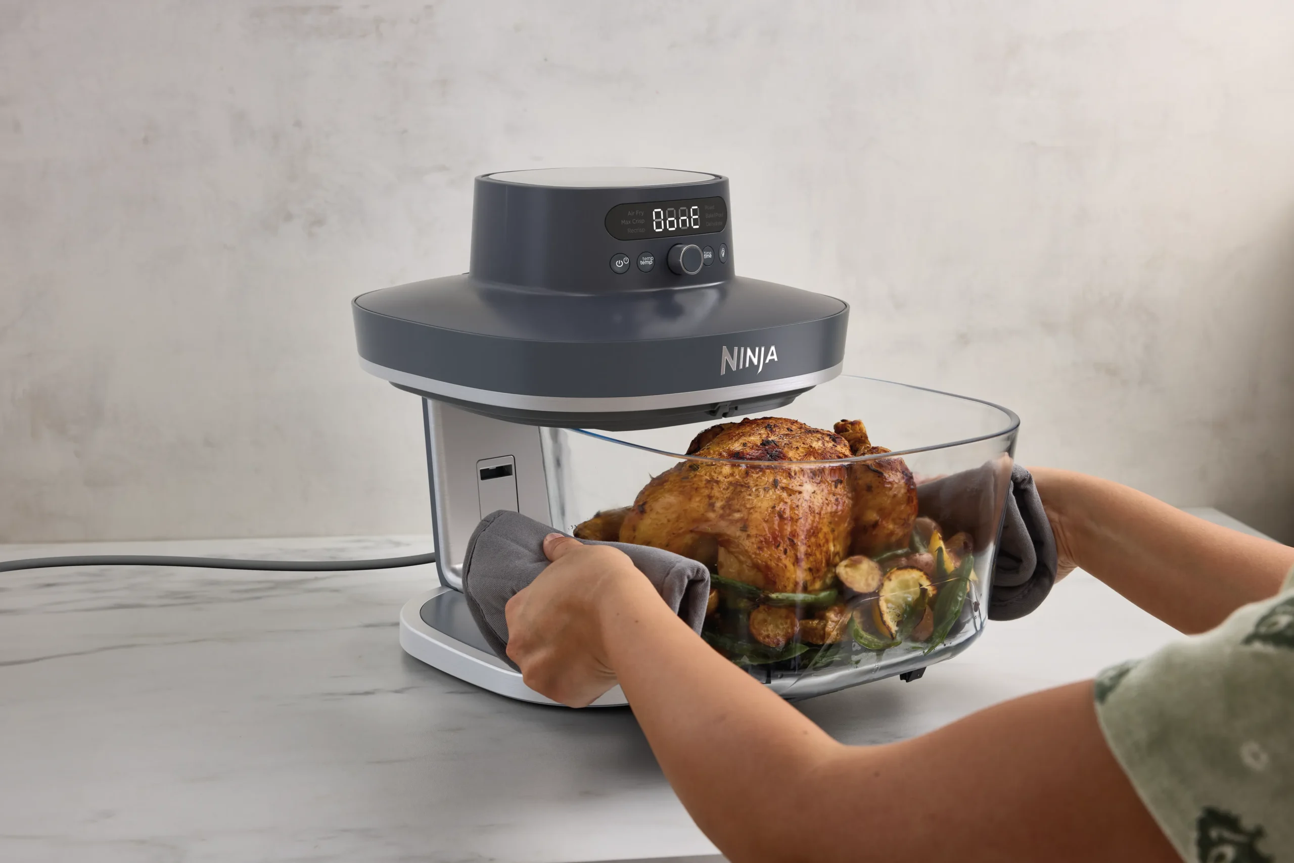 DAT-R_AS101EUCY_InUse_OnCounter_RemovingChicken_Woman_BlackUI
