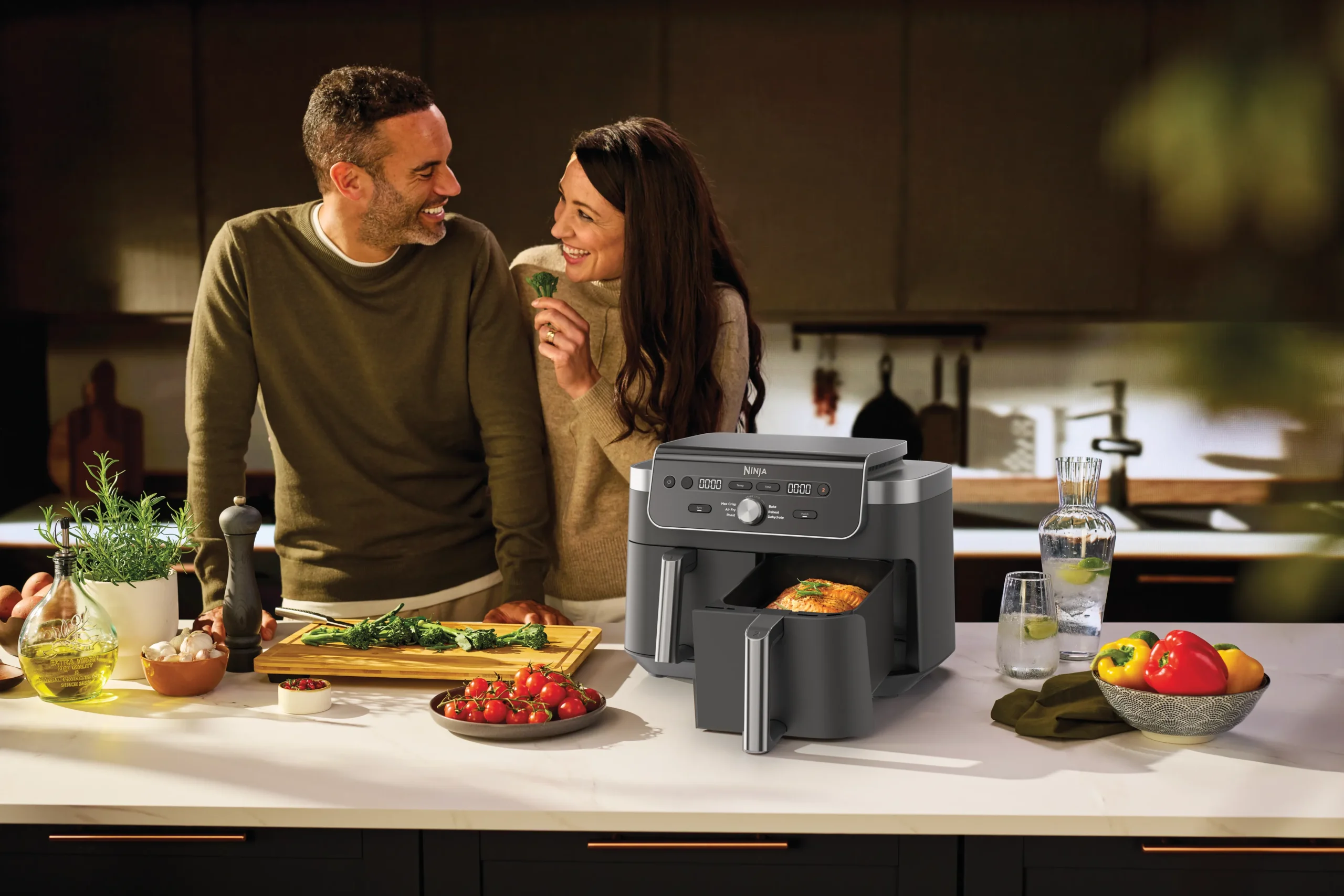 DAT-R_DZ901EU_InUse_Angled_Left_Kitchen_OnCounter_Couple_Salmon