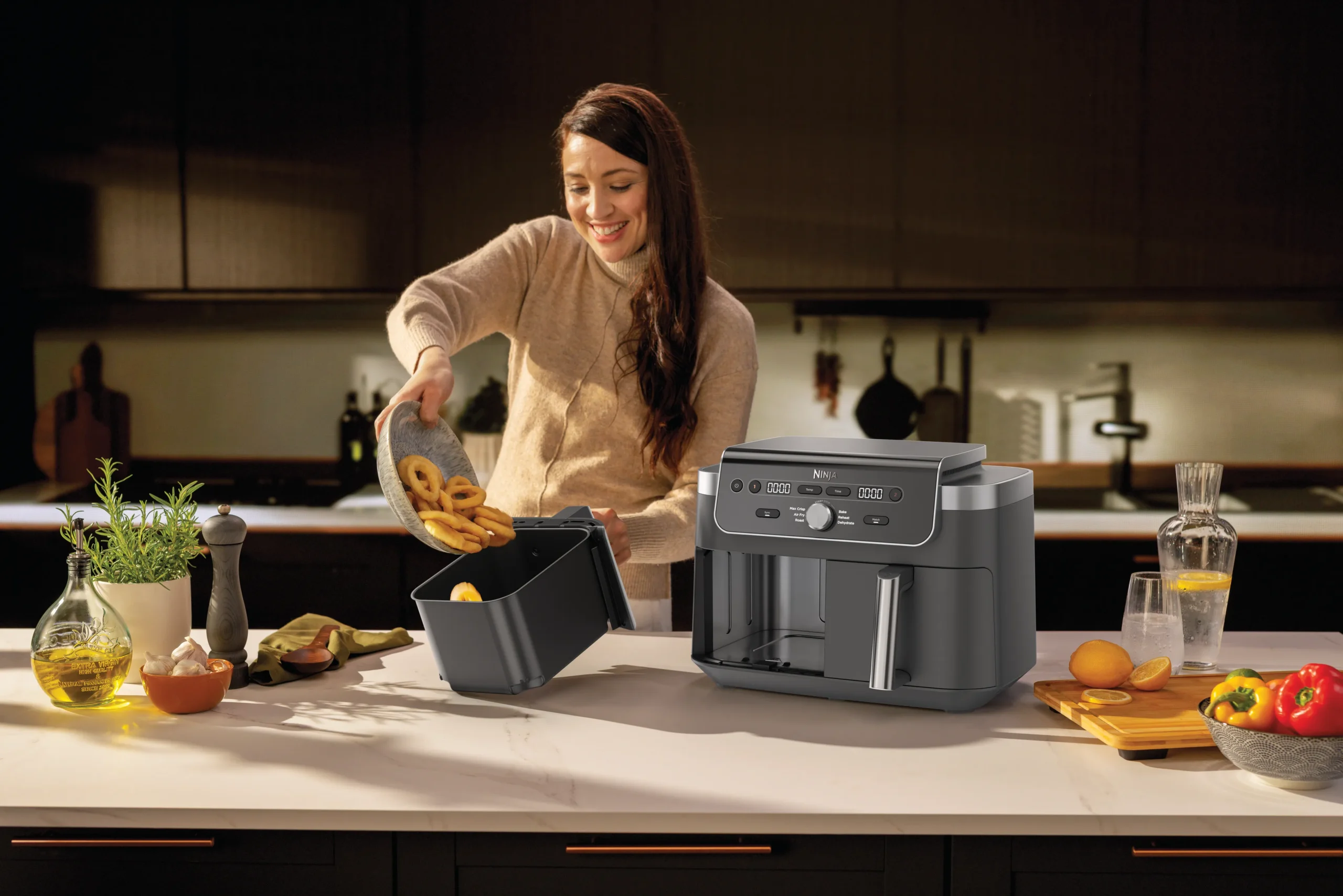 DAT-R_DZ901EU_InUse_Angled_Left_Kitchen_OnCounter_Woman_OnionRings